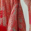 기하학적인 패턴으로 재해석된 전통 문양이 새겨진 현대 의류.